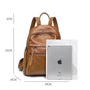 Sac à dos femme de ville en cuir marron avec plusieurs zippers et un iPad pour échelle