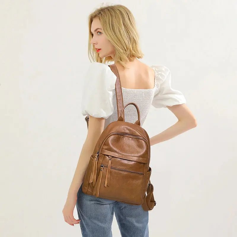 Sac à dos femme de ville en cuir marron avec plusieurs poches zippées élégantes