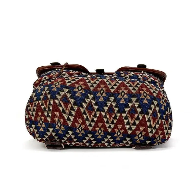 Sac à dos femme en toile imprimée avec motif géométrique bleu rouge beige et accents en cuir marron