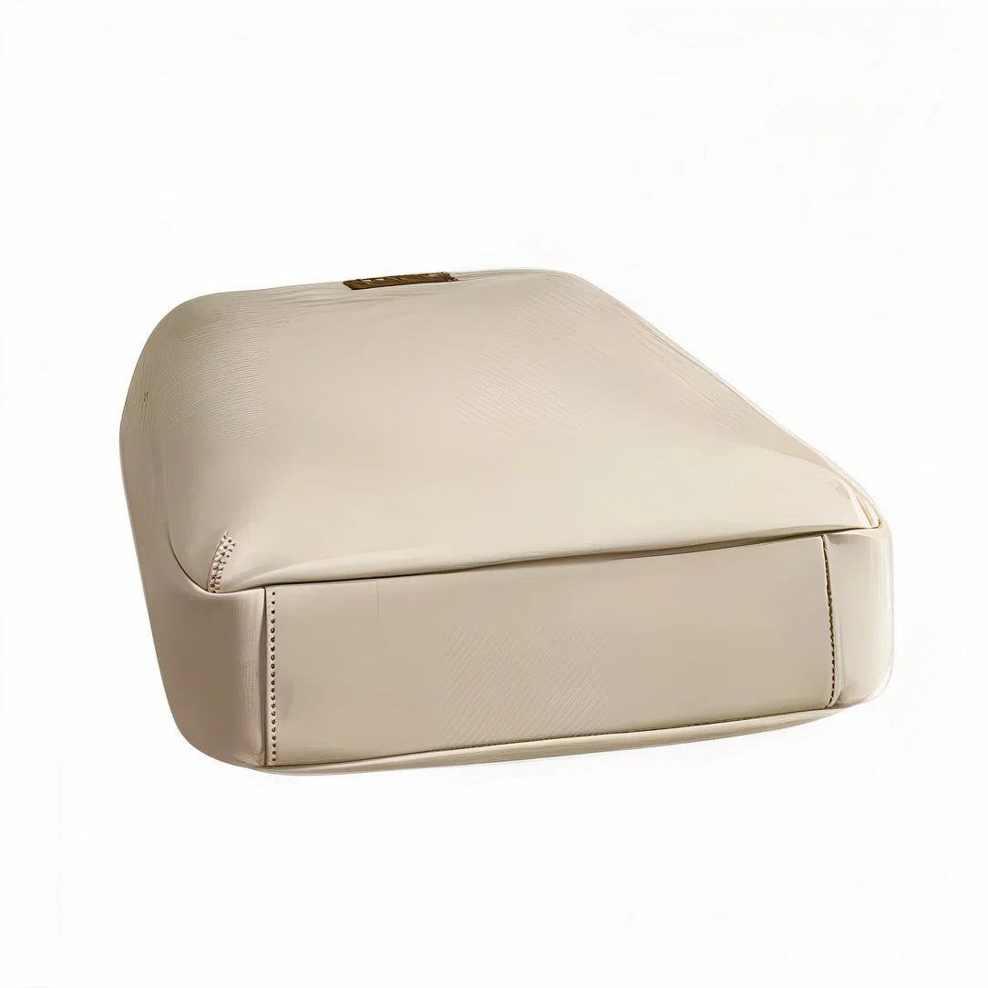 Ottoman en cuir crème avec accents et coutures dorés