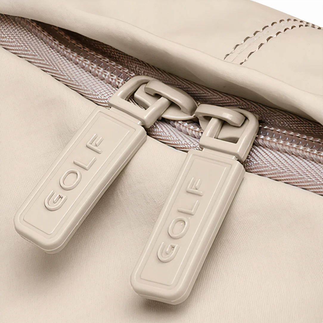 Zipper pullers beige sur Sac à dos Golf Boréal avec texte embossé