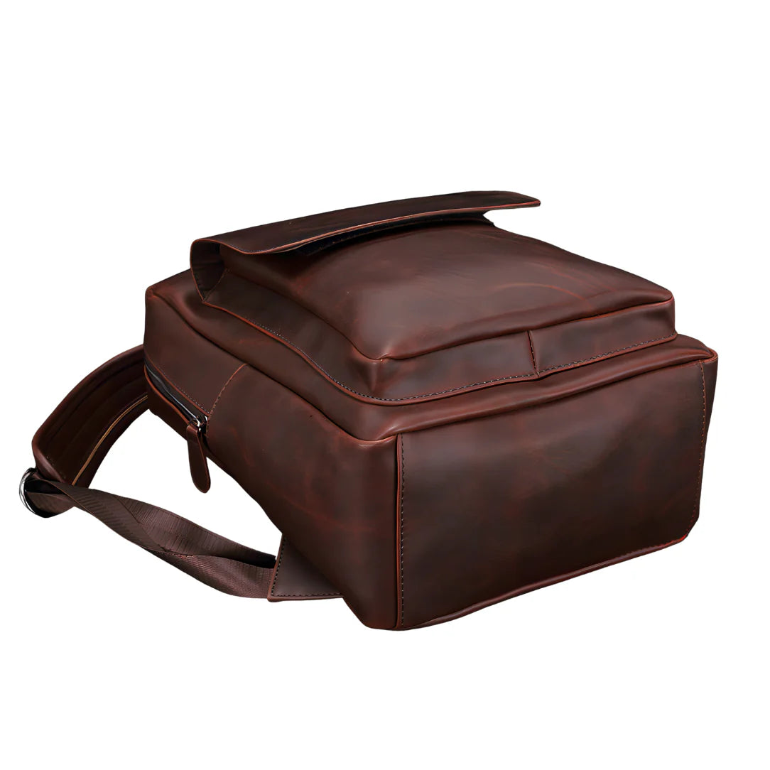 Sac à dos homme en cuir vintage marron riche avec rabat et coutures visibles