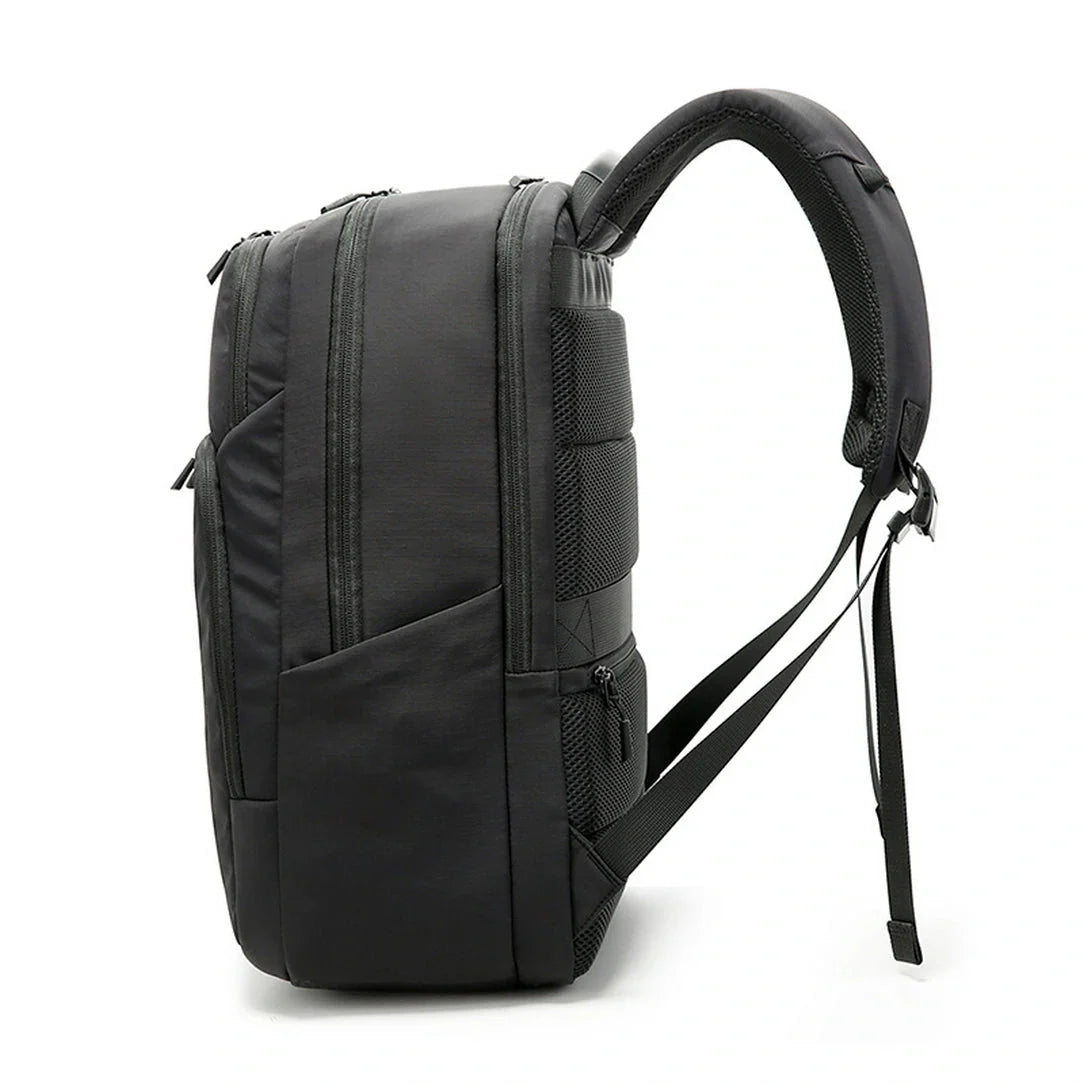 Sac à dos Dominus en cuir noir avec bretelles rembourrées et multiples compartiments