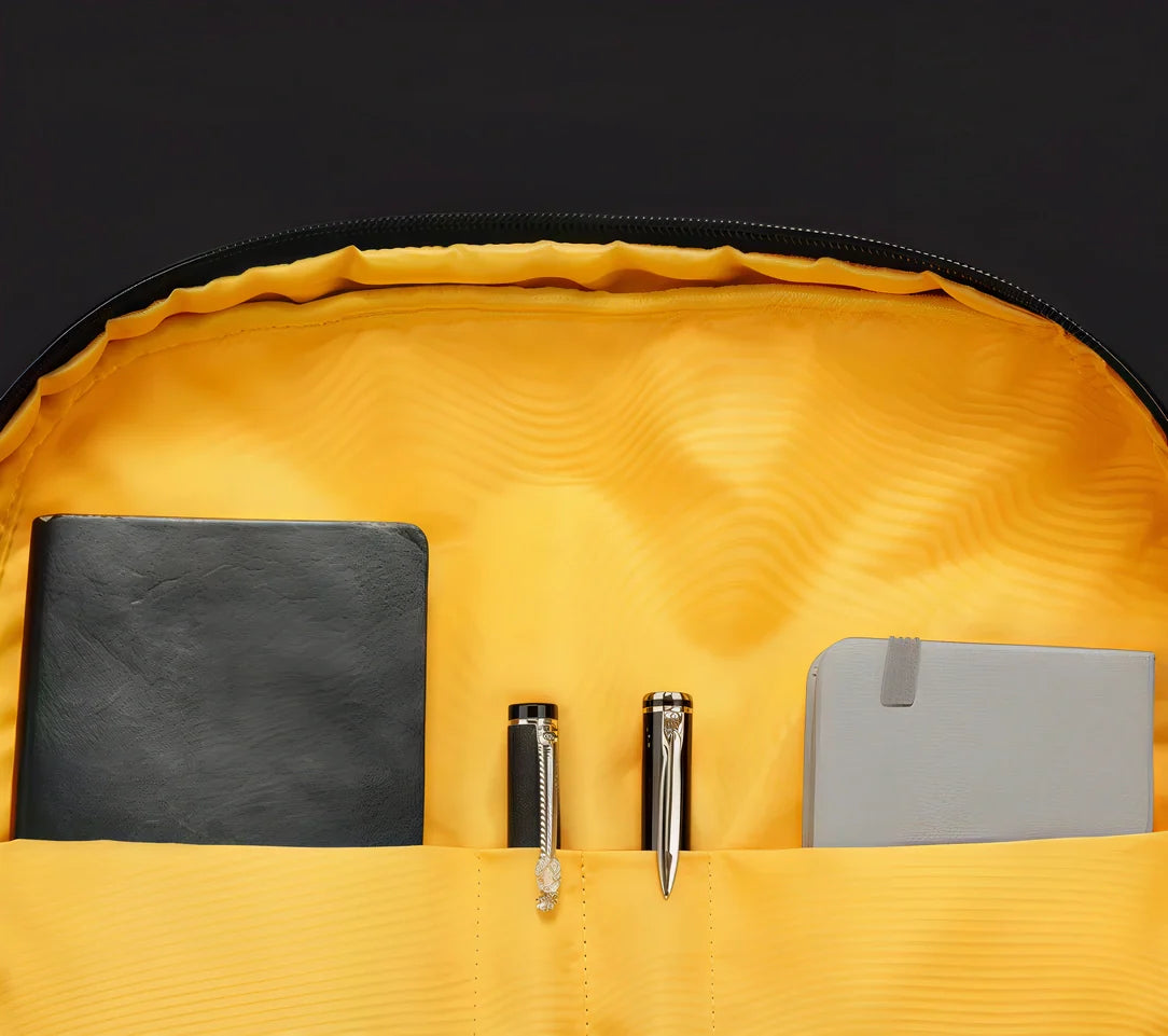 Intérieur de sac à dos Dominus jaune avec accents noirs et doublure texturée