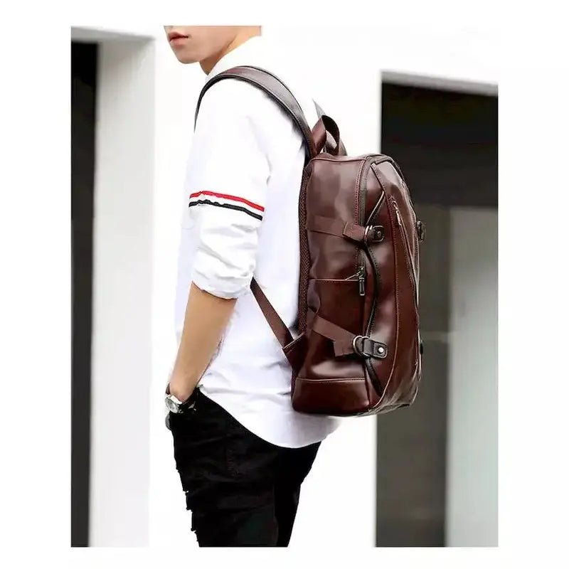 Sac à dos homme en cuir en cuir marron foncé avec multiples sangles et poches