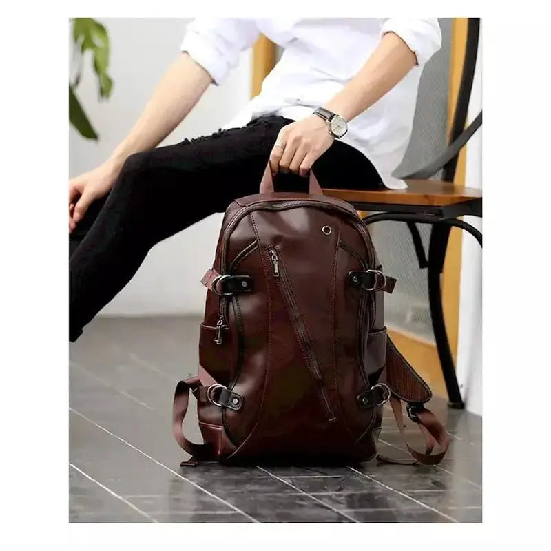 Sac à dos homme en cuir en cuir marron foncé avec plusieurs boucles et zippers