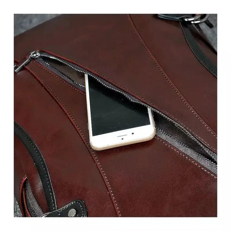 Sac à dos homme en cuir avec poche partiellement dézippée contenant un smartphone blanc
