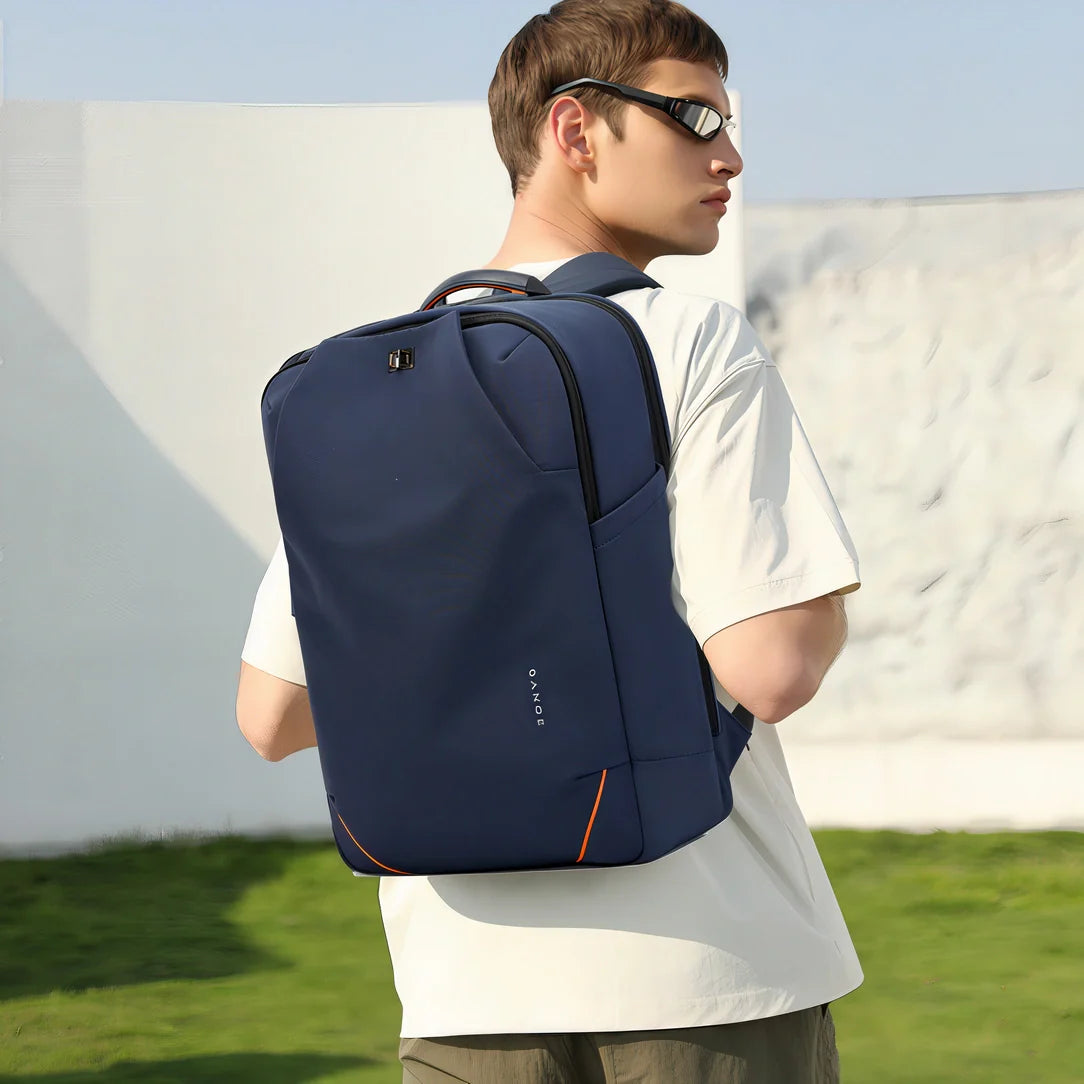 Sac à dos homme Nexar bleu marine avec accents orange et tissu résistant à l’eau