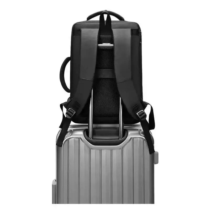Sac à dos homme pour ordinateur de 15 pouces noir avec bretelles rembourrées sur une poignée de bagage en argent