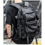 Sac à dos homme tendance noir étanche avec plusieurs poches porté sur le dos