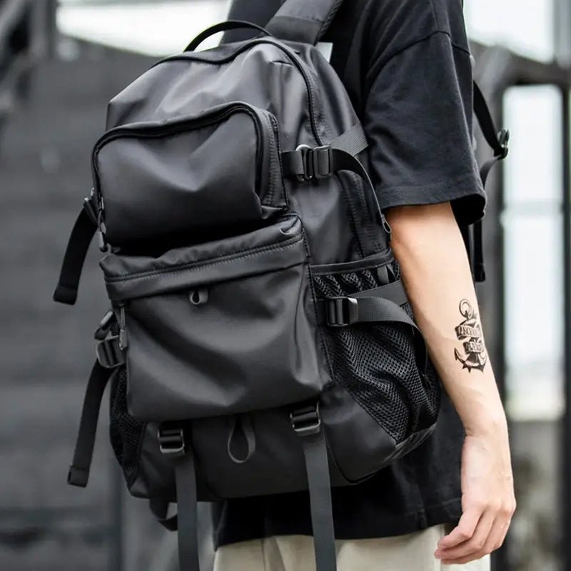 Sac à dos homme tendance noir tactique avec multiples poches extérieures et bretelles ajustables