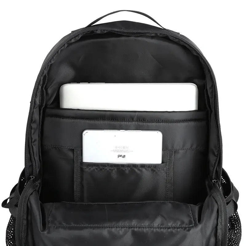 Sac à dos homme tendance noir ouvert avec un ordinateur portable et une tablette à l’intérieur
