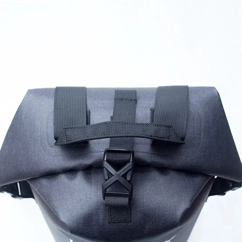 Sac à dos imperméable 15 litres en gris foncé avec bretelles noires et boucle