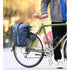 Sac à dos imperméable vélo en bleu foncé attaché à un porte-bagages arrière