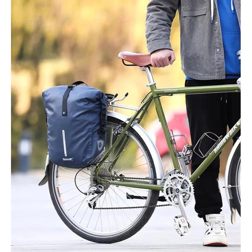 Sac à dos imperméable vélo en bleu foncé attaché à un porte-bagages arrière