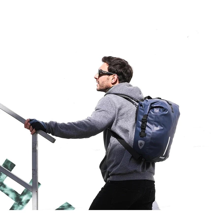 Homme en hoodie gris et lunettes de soleil avec sac à dos imperméable vélo sur les escaliers