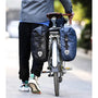 Sac à dos imperméable vélo avec deux sacoches étanches noires et bleues sur porte-bagages