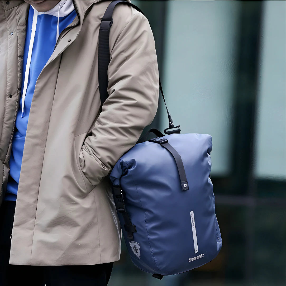 Sac à dos imperméable vélo bleu avec sangles noires et bande réfléchissante