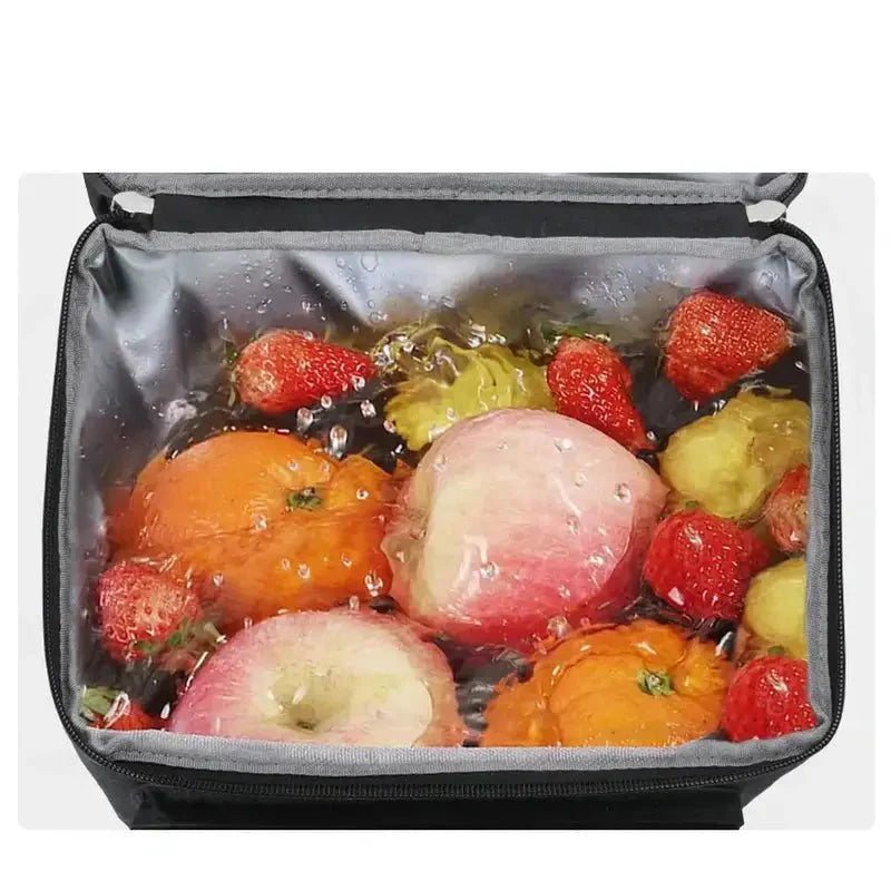 Sac à dos réfrigérant avec sac isotherme rempli de fruits frais dans l’eau