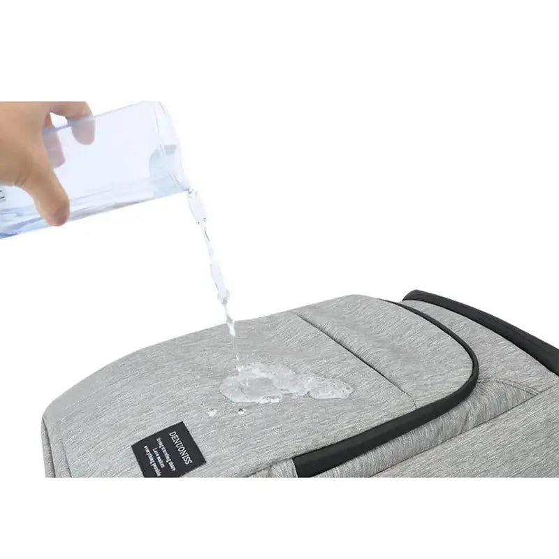 Sac à dos isotherme 30l gris clair résistant à l’eau testé avec de l’eau versée
