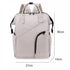 Sac à dos à langer chic gris clair avec multiples poches et accents noirs