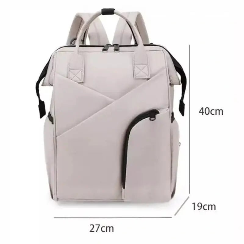 Sac à dos à langer chic gris clair avec multiples poches et accents noirs