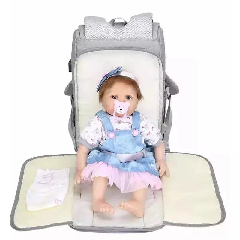 Sac à dos à langer ergonomique gris avec poupée réaliste et couche pour bébé