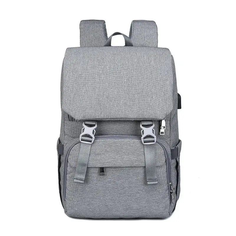 Sac à dos à langer ergonomique en tissu gris clair avec fermeture à rabat et port USB