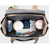 Sac à dos à langer extensible gris avec essentiels pour bébé comme formule, couches et biberon