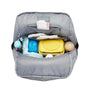 Sac à dos à langer gris organisé rempli d’essentiels pour bébé
