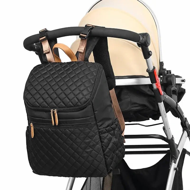 Sac à dos à langer noir quilté attaché à une poussette pour bébé