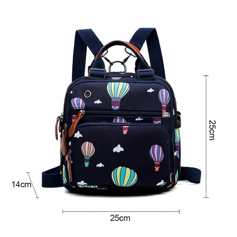 Sac à dos à langer bleu foncé avec motifs de montgolfières colorées et nuages