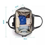 Sac à dos à langer tendance ouvert avec compartiments et articles pour bébé, montrant ses dimensions