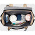 Sac à dos à langer usb gris et noir rempli d’essentiels pour bébé