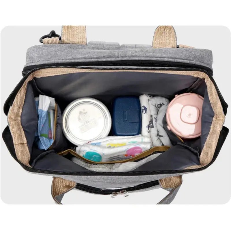 Sac à dos à langer usb gris et noir rempli d’essentiels pour bébé
