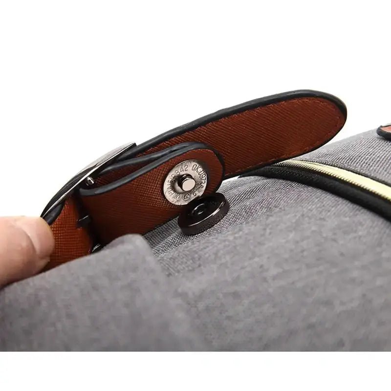 Fermeture magnétique sur un sac à dos Mickey Maternelle gris avec bandoulière en faux cuir marron
