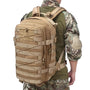 Sac à dos militaire 25L Molle 1000D tan porté par une personne en camouflage