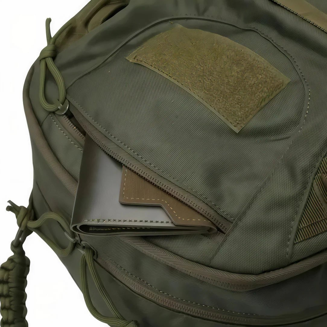 Sac à dos militaire 35l olive vert avec poche frontale partiellement dézippée et portefeuille