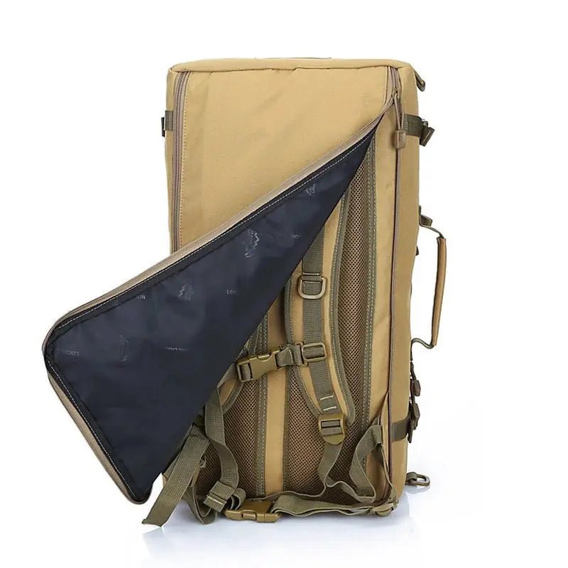 Sac à dos militaire 50 litres tan avec compartiment arrière partiellement dézippé montrant les bretelles