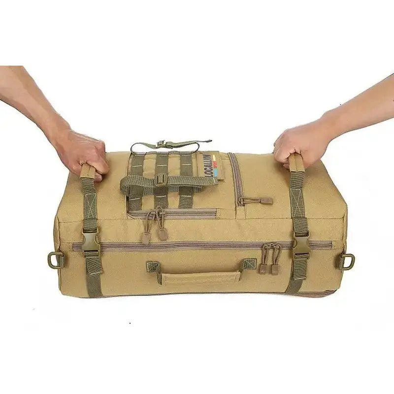 Sac à dos militaire 50 litres en toile tan avec multiples sangles et fermetures zippées