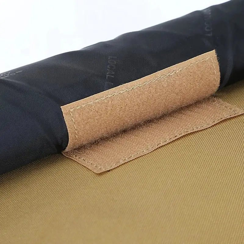 Attache velcro couleur tan sur rouleau de tissu foncé pour Sac à dos militaire 50 litres