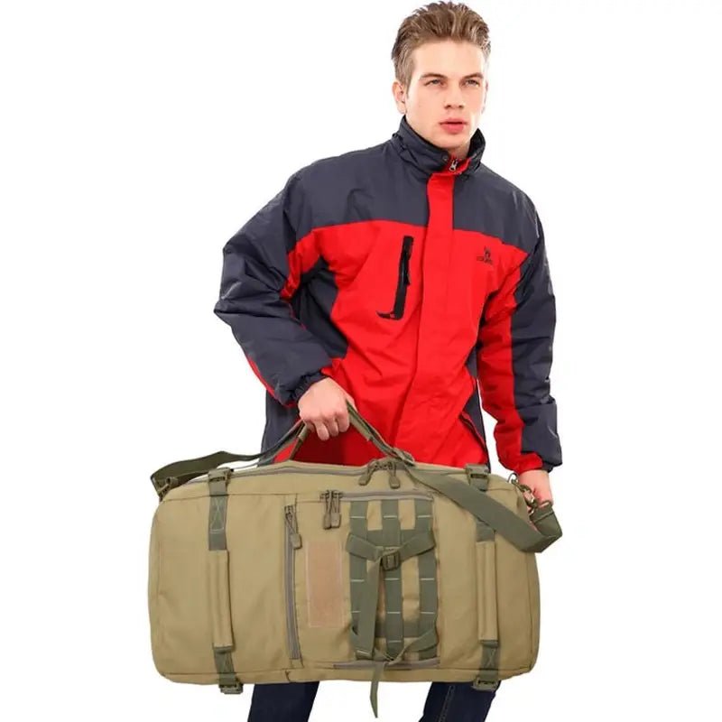 Homme portant un sac à dos militaire 50 litres rouge et bleu marine avec un sac de voyage beige