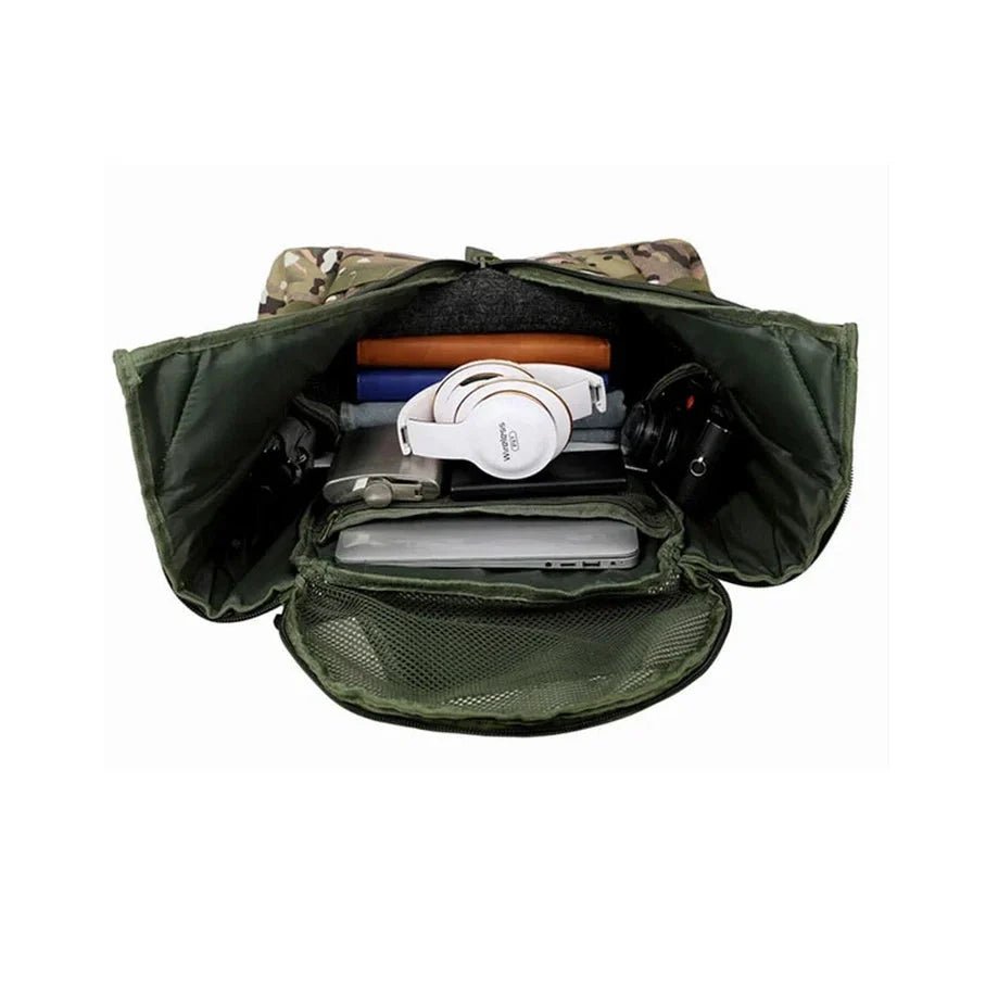 Sac à dos militaire 60L ouvert avec ordinateur, casque et livres en vert olive et camouflage