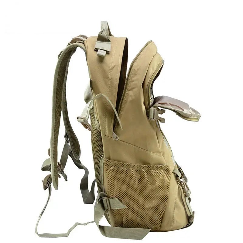 Sac à dos militaire de randonnée tan avec compartiment principal ouvert et poches latérales en mesh