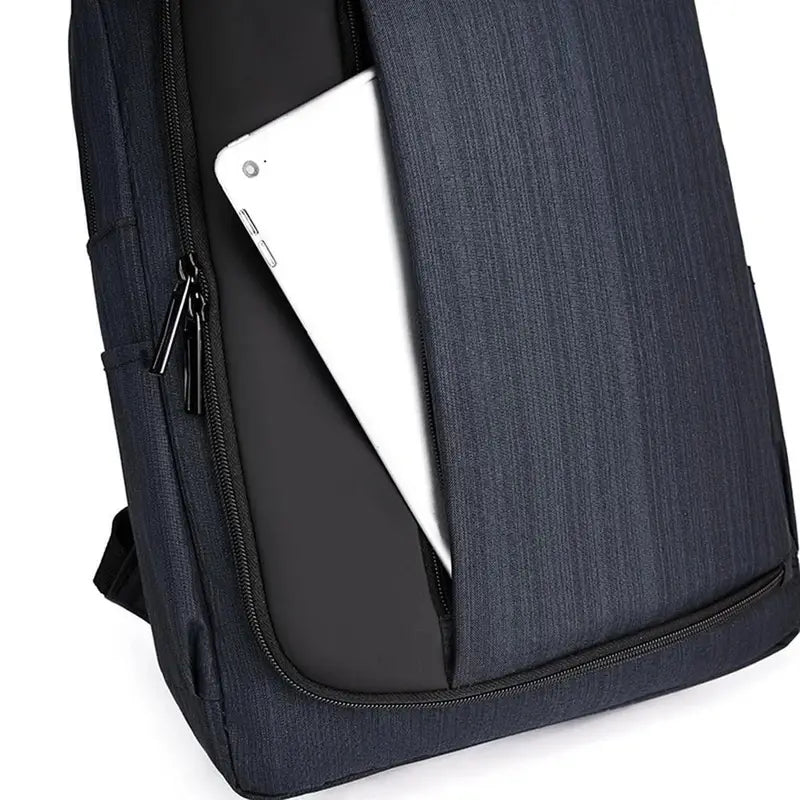 Sac à dos minimaliste pour PC 14 pouces en tissu bleu foncé avec poche zippée et tablette blanche