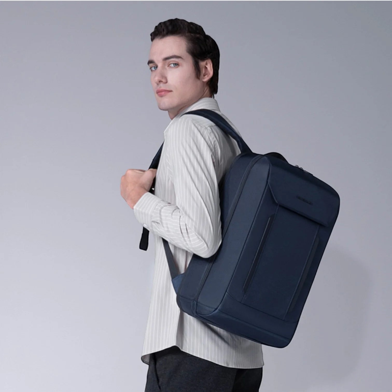 Sac à dos moderne KS 900 bleu marine à bretelles noires