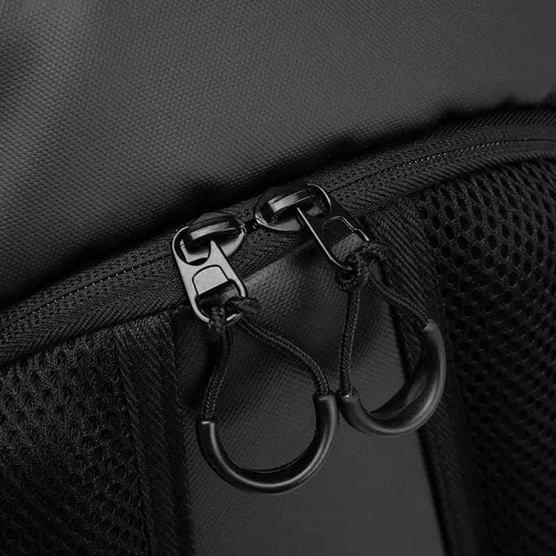 Zoom sur la fermeture éclair noire avec deux tirettes et cordons sur un Sac à dos moto imperméable
