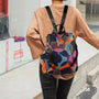 Sac à dos multicolore pour femme avec motif géométrique vibrant et bretelles noires