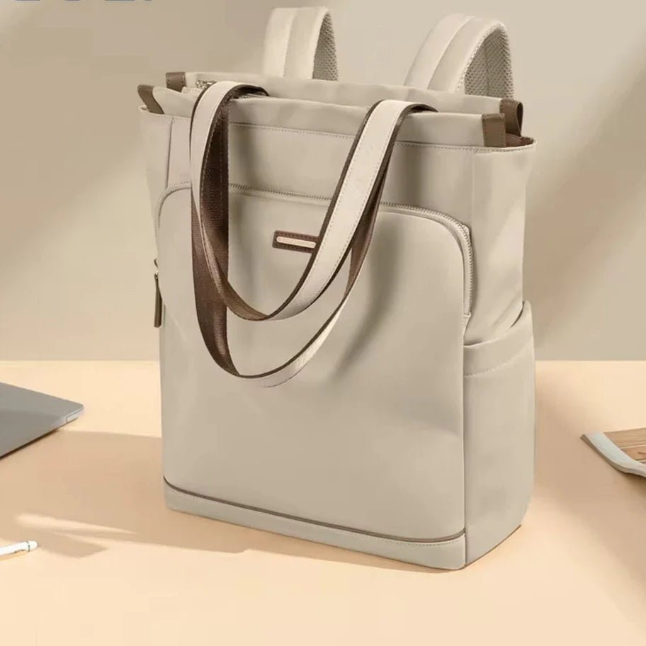 Sac à dos multifonction femme en gris clair avec poches, sac convertible et bretelles marron et blanc