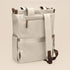 Sac à dos multifonction femme clair avec accents marron, poches multiples et bretelles ajustables